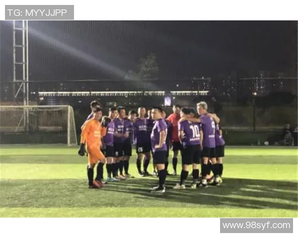 足球明星华丽空翻庆祝动作展现激情与风采引发球迷热烈追捧