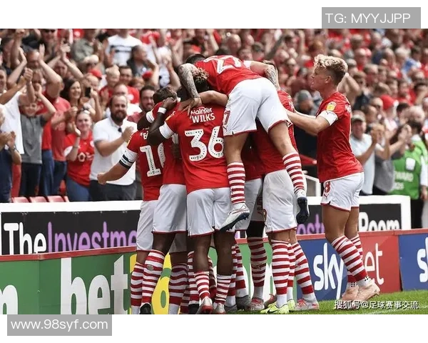 女王亲自上阵踢足球展现运动风采引发全球热议 女王亲自上阵踢足球展现运动风采引发全球热议